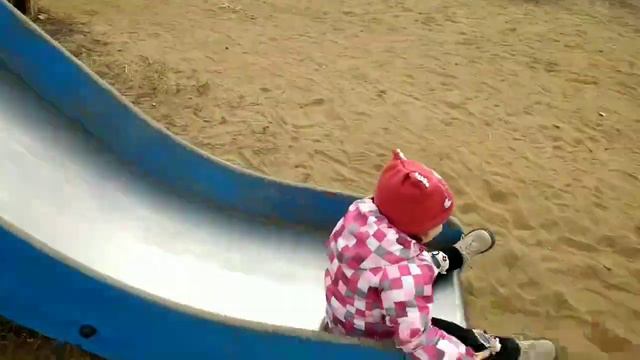 Две #сестры. #Прогулка всей СЕМЬЕЙ, катаюсь на горках и гоняю ГОЛУБЕЙ! видео для ДЕТЕЙ.#ВЕСЕЛОЕ 0+