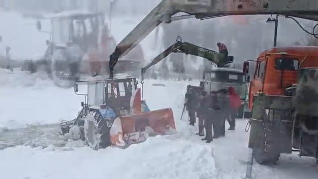 Вытаскивание трактора из озера смотреть онлайн