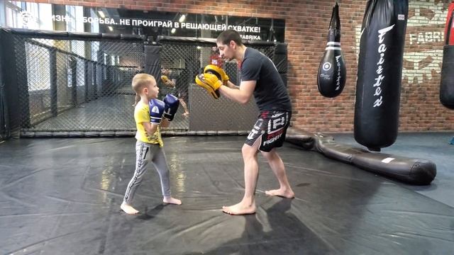 БАЗОВЫЕ УДАРЫ РУКАМИ РАБОЧИЕ КОМБИНАЦИИ//ОТРАБОТКА УДАРОВ НА ЛАПАХ//АКЦЕНТИРОВАННЫЙ УДАР В БОКСЕ смотреть онлайн