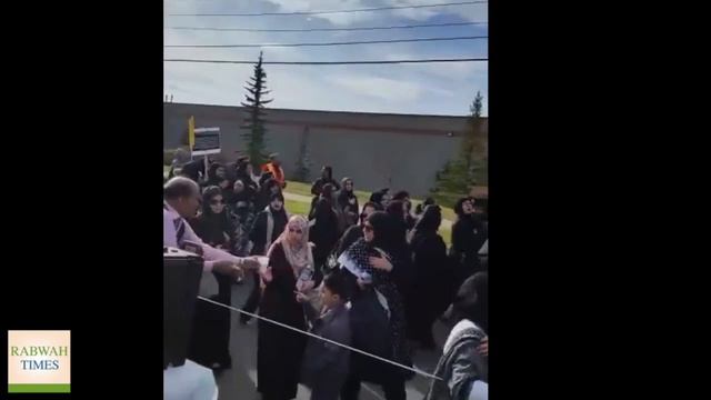 Ahmadiyya Muslims serving drinks to a Shia procession in Calgary, Canada смотреть онлайн