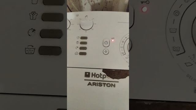 Стиральная машина Hotpoint-Ariston AVTL 83, что значат мигающие индикаторы на видео? смотреть онлайн