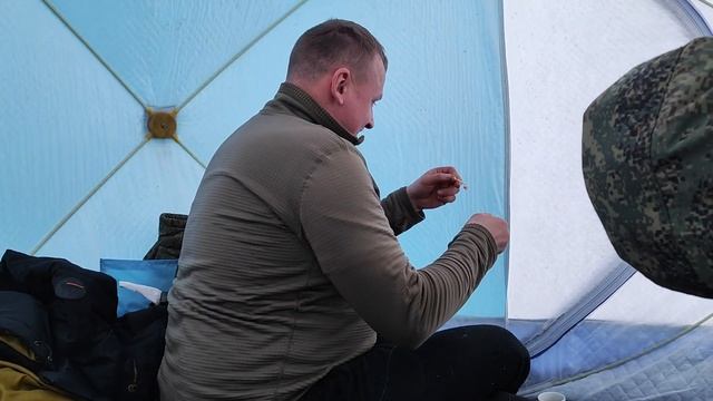 24 часа на озере в палатке стек куб дубль 3 / Рыбалка в глухозимье / Рыбачим на Кольском смотреть онлайн