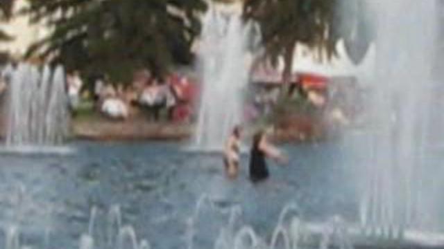 Девчонки в фонтане на ВДНХ 08 МАЯ 2010 смотреть онлайн