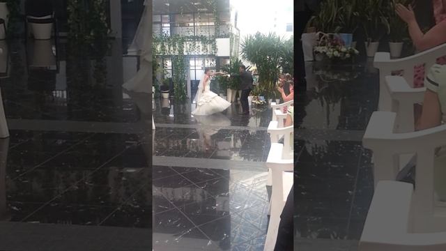 танец невесты со сломанной ногой. смотреть онлайн