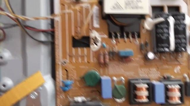 Телевизор Самсунг (samsung UE32F5500AK) после ремонта. Задымление на матрице, как убрать. смотреть онлайн