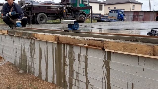 Заливаем бетонную плиту с виброрейкой смотреть онлайн