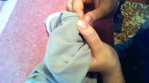 Как аккуратно ЗАШИТЬ ДЫРКУ (ДЫРУ) на одежде из трикотажа (футболке и др.) Sew up the tear HANDE-MAD