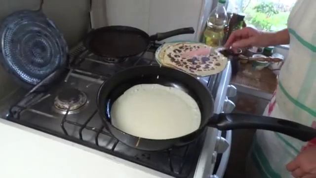 Как жарить блины? Слабонервным не смотреть! 21+ смотреть онлайн