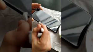 Если защитное стекло не прижалось полностью по краям телефона.