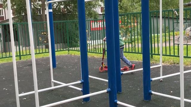 Учимся кататься на самокате смотреть онлайн