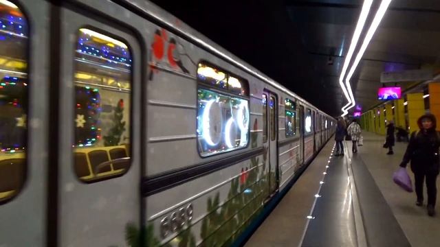 Новогодний электропоезд 81-710 "ЕЖ-3" №70 на станции метро Жулебино смотреть онлайн