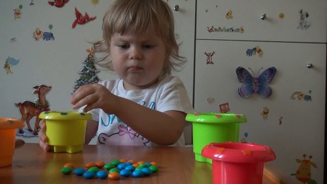 Манька Встанька сортирует M&Ms. ("Баба, кушай! - они полезные!!!") Видео №8 смотреть онлайн