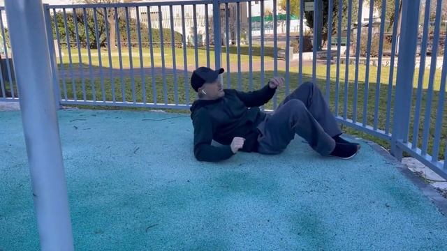 Круговая тренировка на брусьях. смотреть онлайн