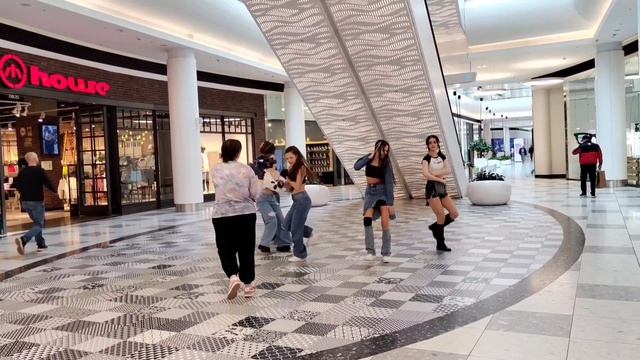 "Интересно девки пляшут..." Танцующие тиктокеры в торговом центре # москва#танцы #тиктоктанцы смотреть онлайн