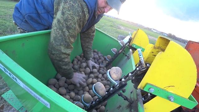 Жизнь в деревне. Процесс посадки картофеля. 27.04.2021г. с. Случовск. смотреть онлайн