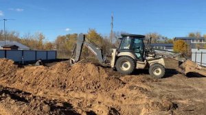 Фундамент монолитная лента. Копаем траншею экскаватором- погрузчиком.