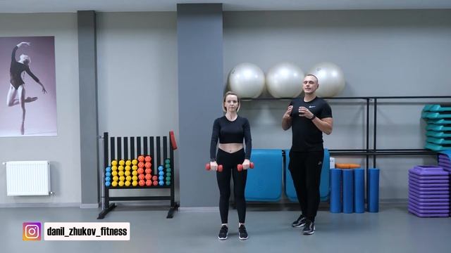 Сгибание плеча с гантелями (стоя) смотреть онлайн