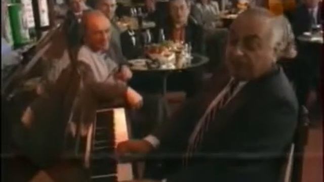 Видео анекдот - Муж с женой у аптеки (Левон Оганезов)