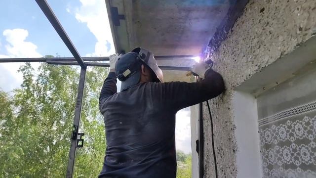 Крыша над балконом последнего этажа в Московской области. Козырек над балконом. Крыша на 5-м этаже. смотреть онлайн