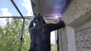 Крыша над балконом последнего этажа в Московской области. Козырек над балконом. Крыша на 5-м этаже.