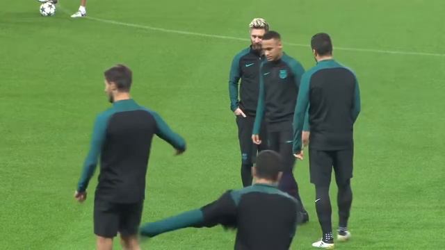 Как Луис Суарес разозлил Неймара :) смотреть онлайн