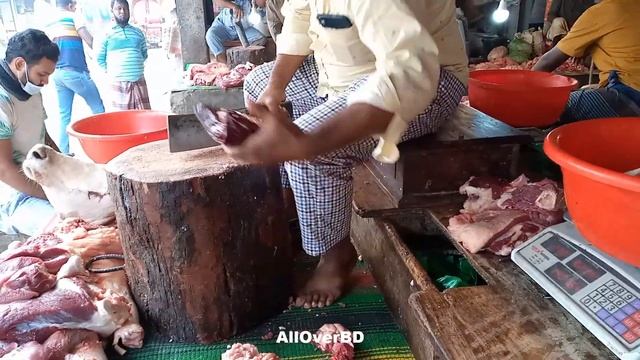 Big Cow Meat Market⇔Beef Cuts Fast Cutting Skilled Butcher Shop In A Meat Market. смотреть онлайн
