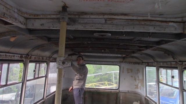 Разминка на потолке автобуса перед основной работой смотреть онлайн