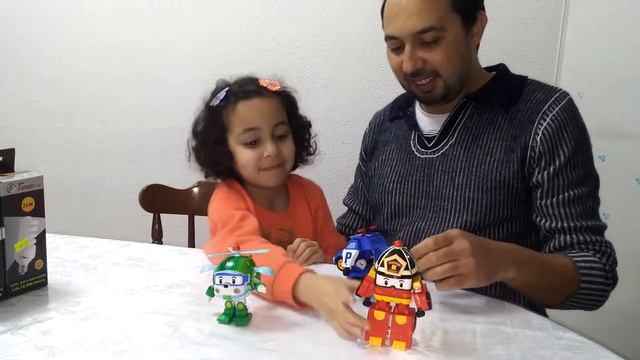 Ясмин играет с папой в Поли робокара Рой Хэли футбол Poli Roy Heli soccer смотреть онлайн