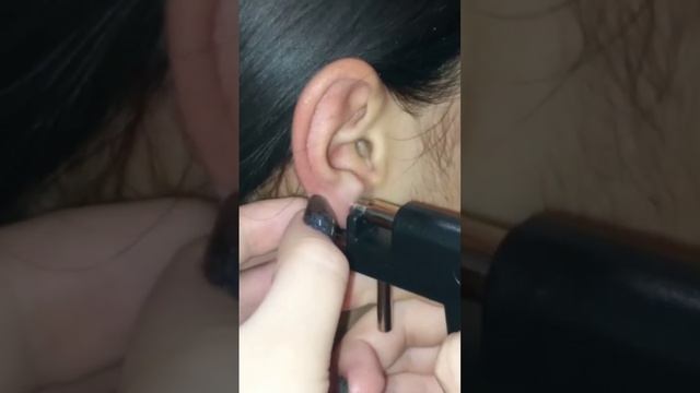 прокол ушей!! быстро и совсем не больно. смотреть онлайн