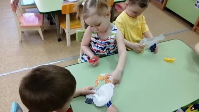 Дидактическая игра "Забавные прищепки" - первая младшая группа смотреть онлайн