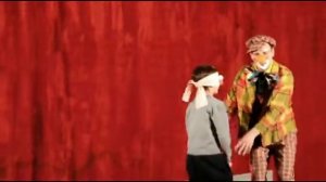 Занимательный номер с веселым клоуном