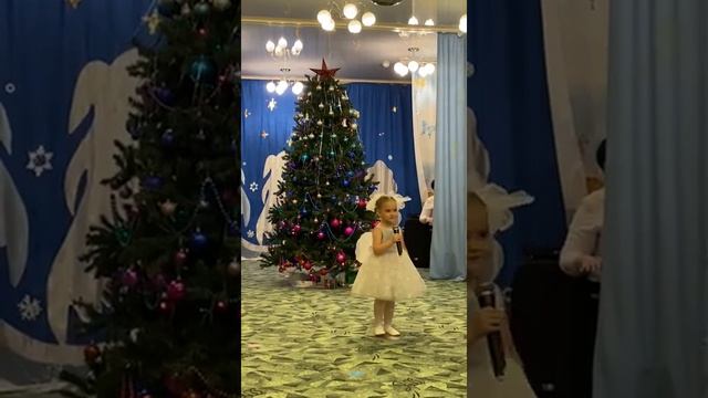 "Раз снежинка...,два снежинка!", Исполняет: Пукляцкая Александра, 4 года смотреть онлайн