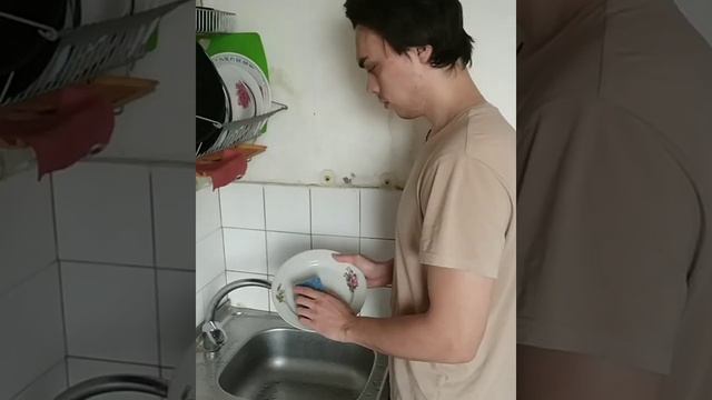 КАК МОЮТ ПОСУДУ ДЕВУШКИ/ПАРНИ (мои старые видео)