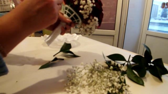 Мастер-класс (3 часть) Свадебный букет невесты из лепестков роз. смотреть онлайн