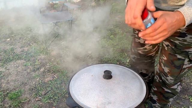 Приготовили уху из радужной форели в казане в солнечный октябрьский день на Кубани. смотреть онлайн