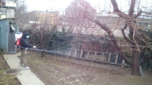 Мотоопрыскиватель YATO YT-85140 в работе