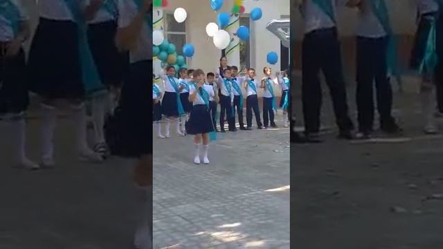 Моя доча поет песню Маленькая страна на линейке посвященному последнему звонку смотреть онлайн