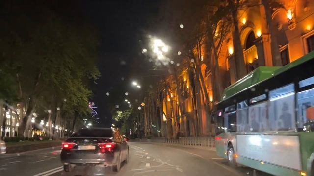 Тбилиси. От станции метро «300 арагвинцев» на набережную, проезд по Руставели. Едем в Сабуртало. смотреть онлайн