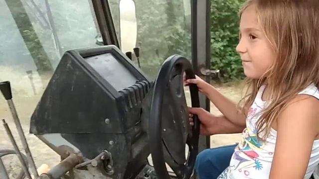 Пятилетняя девочка за рулём огромного грейдера/ Мои приключения на папиной работе смотреть онлайн