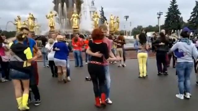 Moscow speaks kizomba! FlashMob kizomba смотреть онлайн