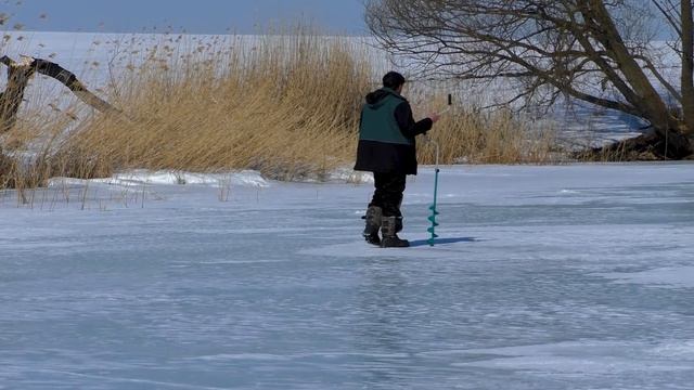 ВЕСЕНЯЯ РЫБАЛКА ПО ЛЬДУ +5 градусов. Окунь и плотвичка смотреть онлайн
