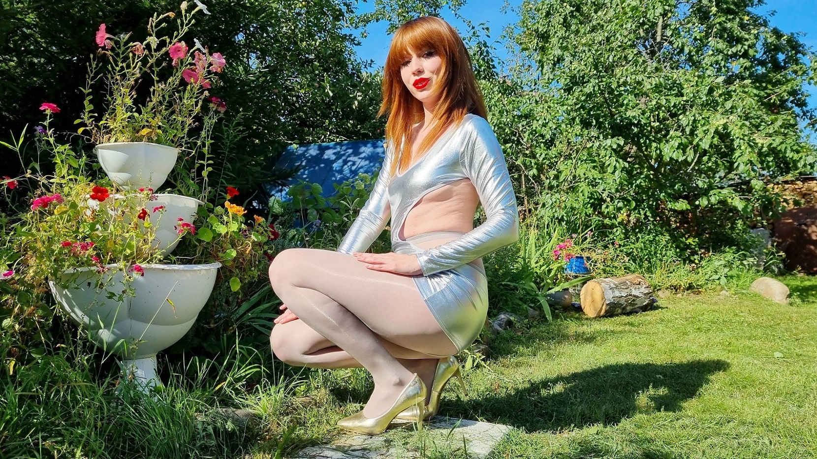 Рыжая молодая женщина в серебренном коротком платье с открытой спиной и в серых блестящих колготках смотреть онлайн