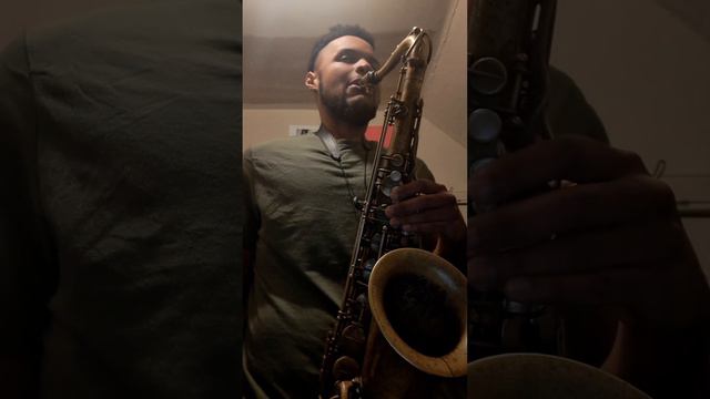 Bugle calls on saxophone. I guess you don't need buttons after all ......... смотреть онлайн