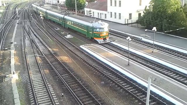 ЭР9п прибывает на станцию Батайск смотреть онлайн