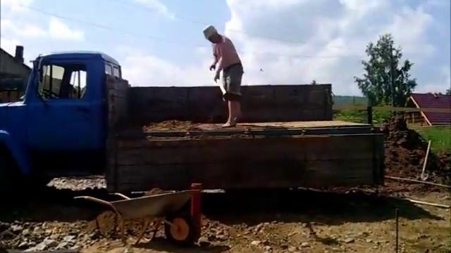 строим дом, отсыпка подушки под фундамент смотреть онлайн