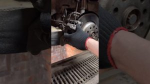 Skoda Kodiaq (2019) - процесс замены задних тормозных колодок (электрический ручник)