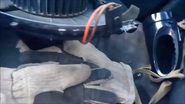 Устранение шума в вентиляторе печки на Opel Corsa C смотреть онлайн