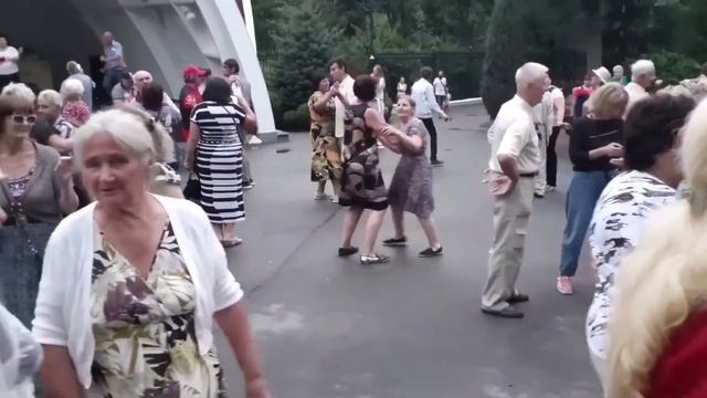 Я ИДУ ТЕБЕ НАВСТРЕЧУ! СЧАСТЛИВЫЕ МОМЕНТЫ ИЗ ПАРКА ГОРЬКОГО ХАРЬКОВ ТАНЦЫ смотреть онлайн