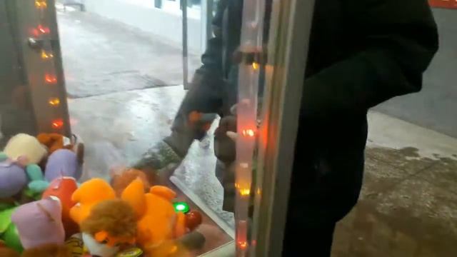 Автомат с игрушками #4 Достаём мягкую игрушку из автомата // The claw machine #4 смотреть онлайн