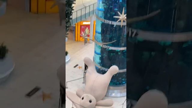 Инсталляция упавшего черного водяного кролика 2023 в ТЦ Авиапарк Идеально описывает конец 2022 года смотреть онлайн